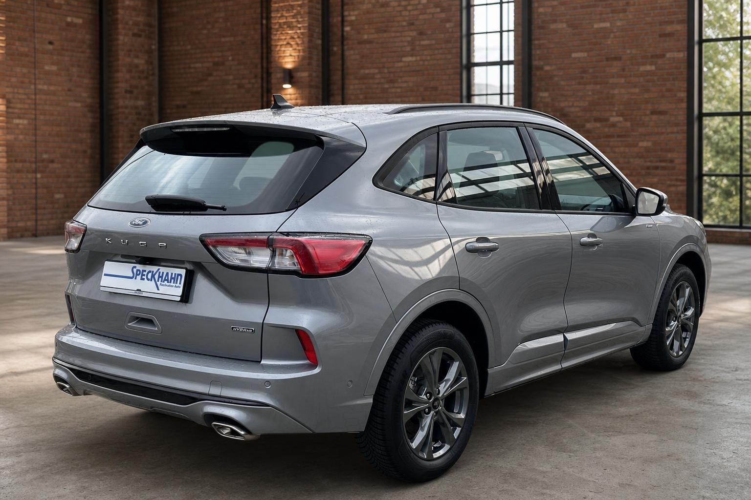 Ford Kuga Hybrid silber Heckansicht schräg von hinten