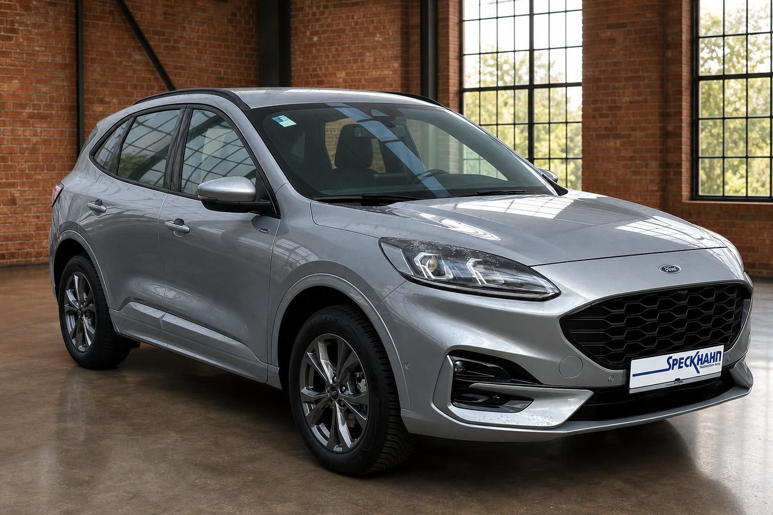 Ford Kuga silber Seitenansicht schräg vorne mit Alufelgen