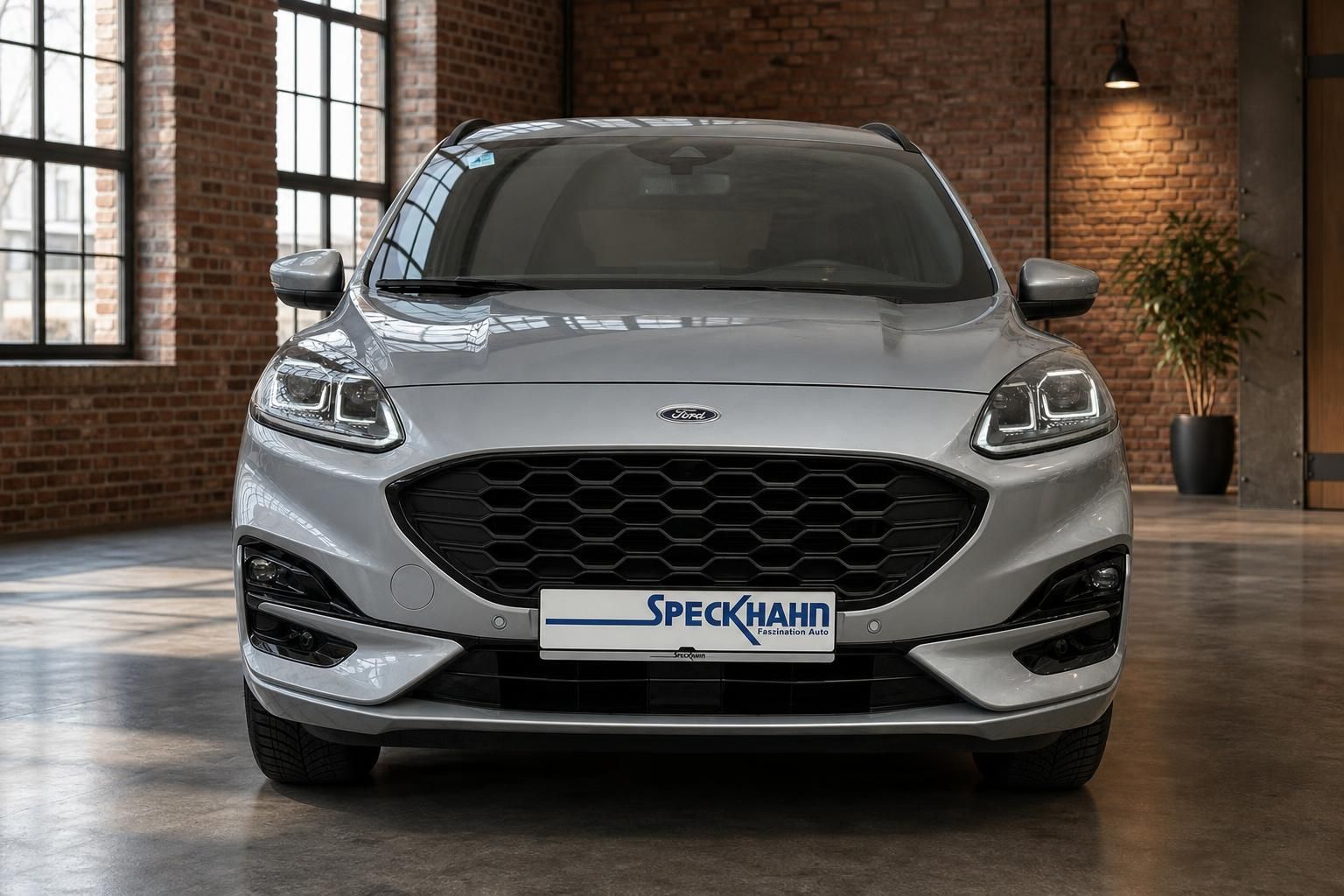 Ford Kuga silber Frontansicht mit Kuehlergrill in Halle