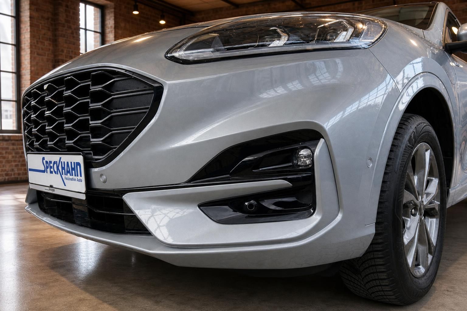 Ford Kuga silber Frontpartie Detailansicht Stossfaenger