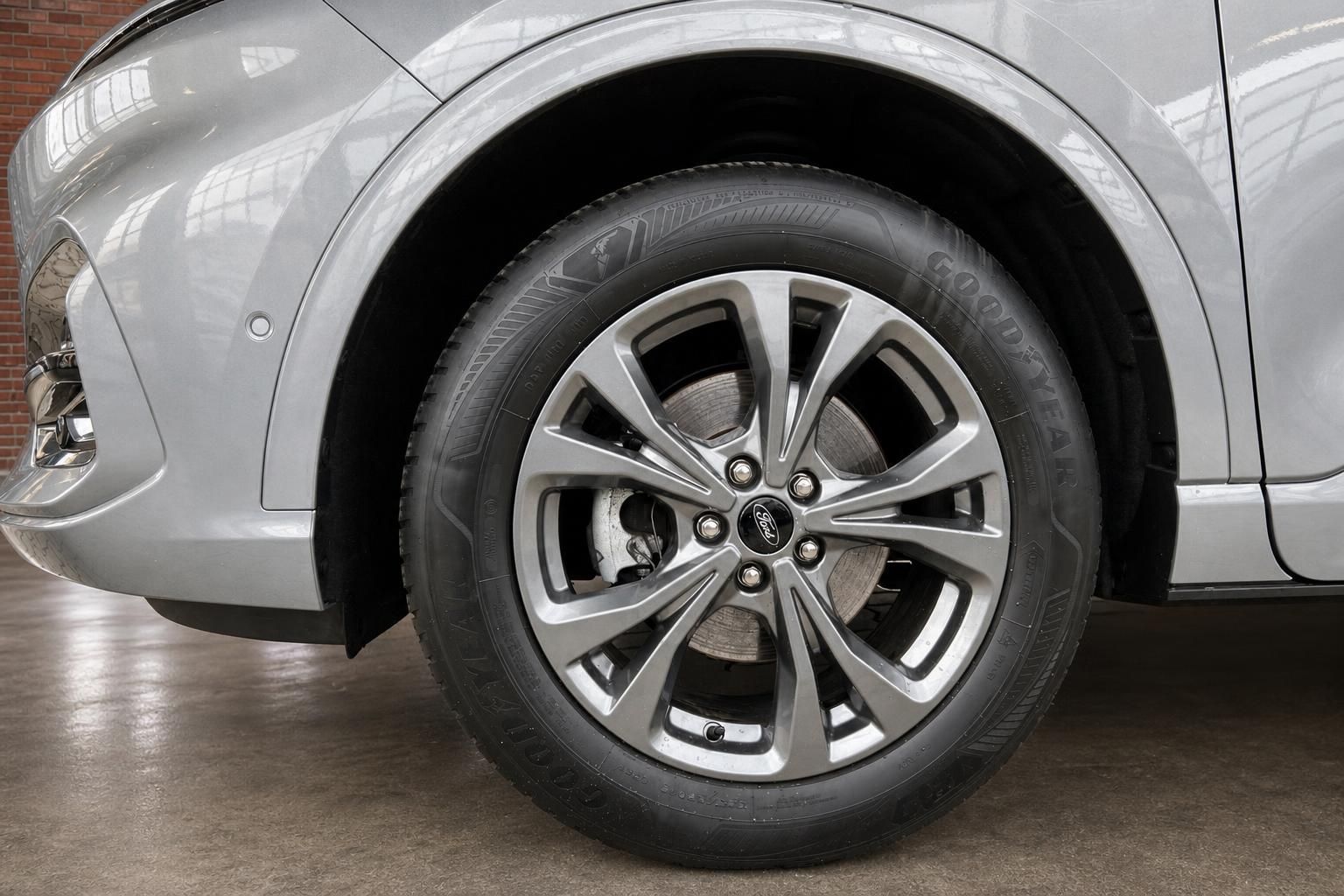 Ford Kuga Detailansicht Alufelge mit Goodyear Reifen