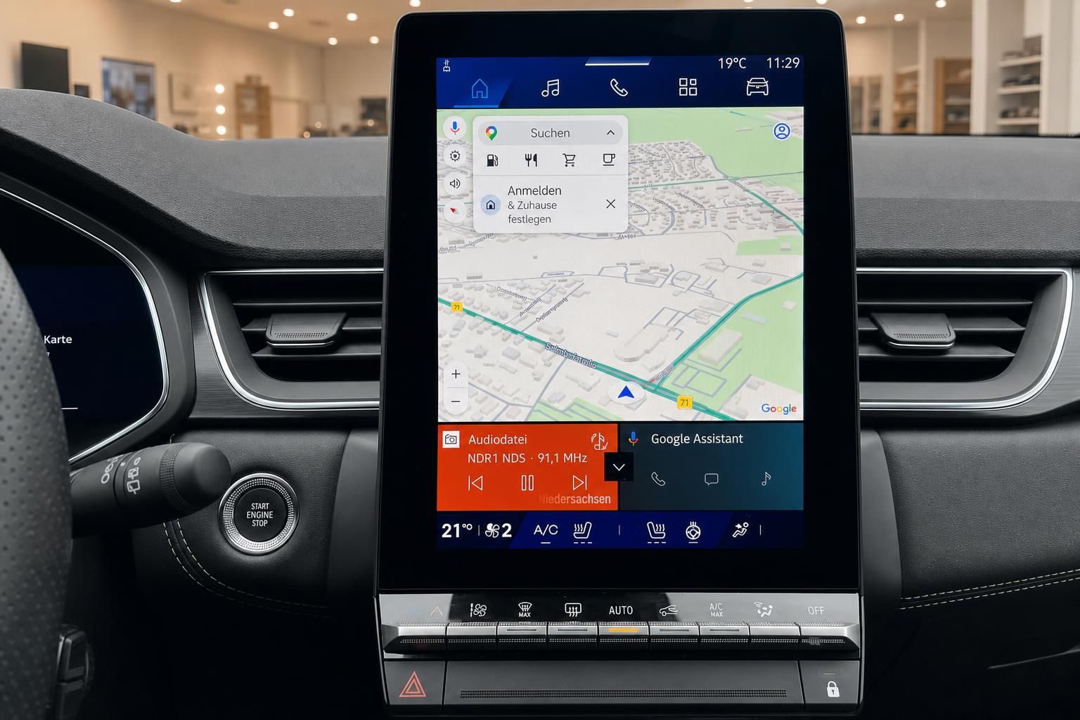Touchscreen Infotainmentsystem mit Navigation im Fahrzeuginterieur