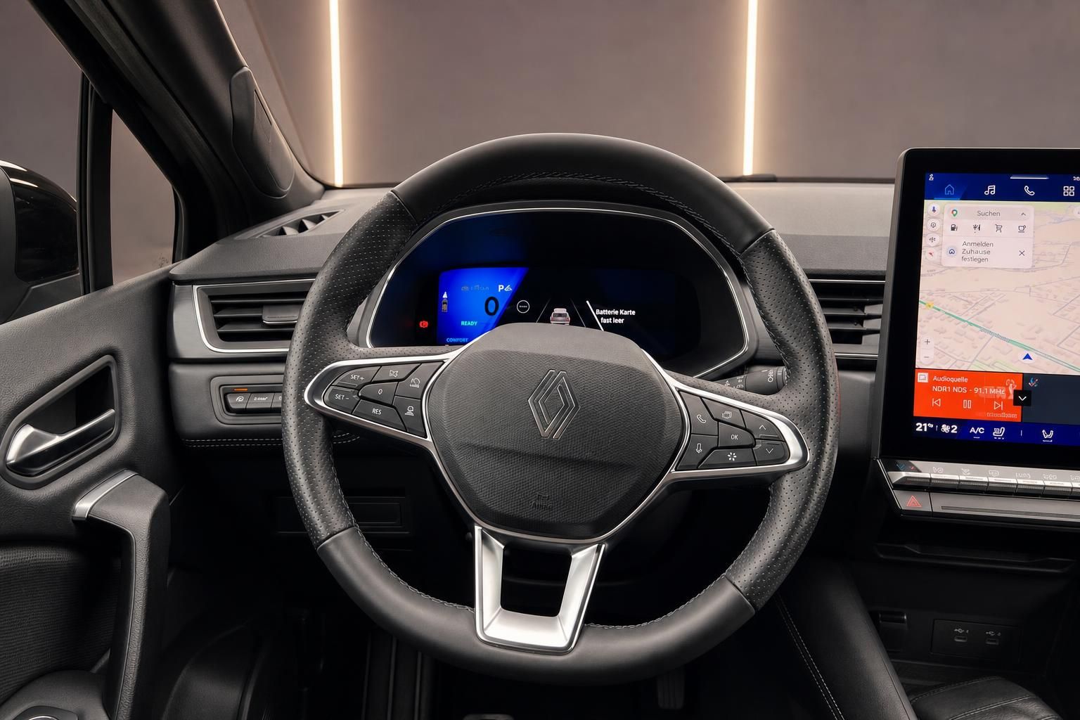 Lenkrad und Multimedia-Touchscreen mit Navigation im Fahrzeug