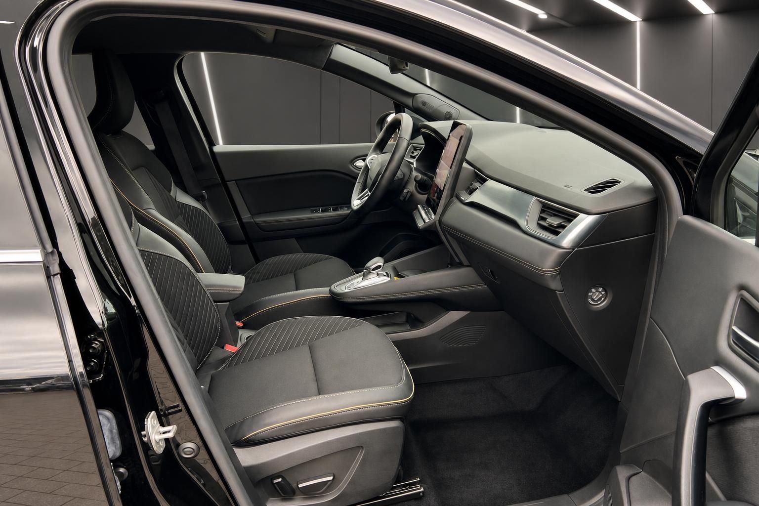 Fahrzeuginnenraum mit schwarzen Sportsitzen und Cockpit im Detail