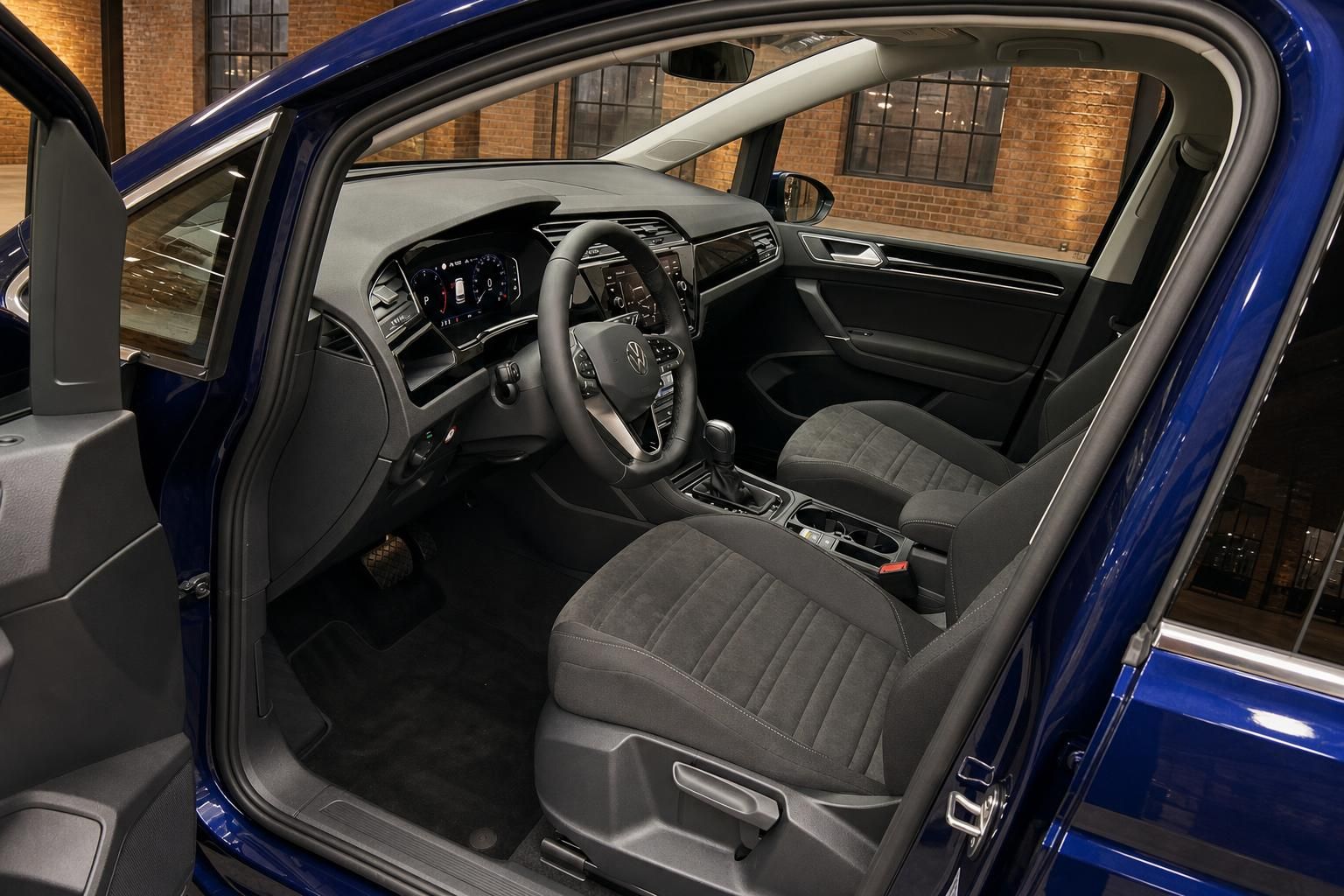 VW Touran Innenraum Cockpit und Sitze mit Blick durch Fahrertür