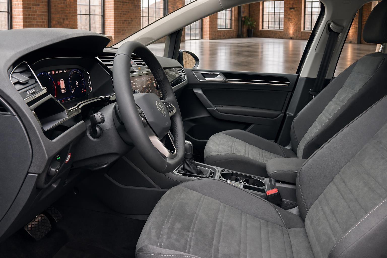 VW Innenraum Vordersitze und Cockpit mit Lederlenkrad und Digitalanzeige