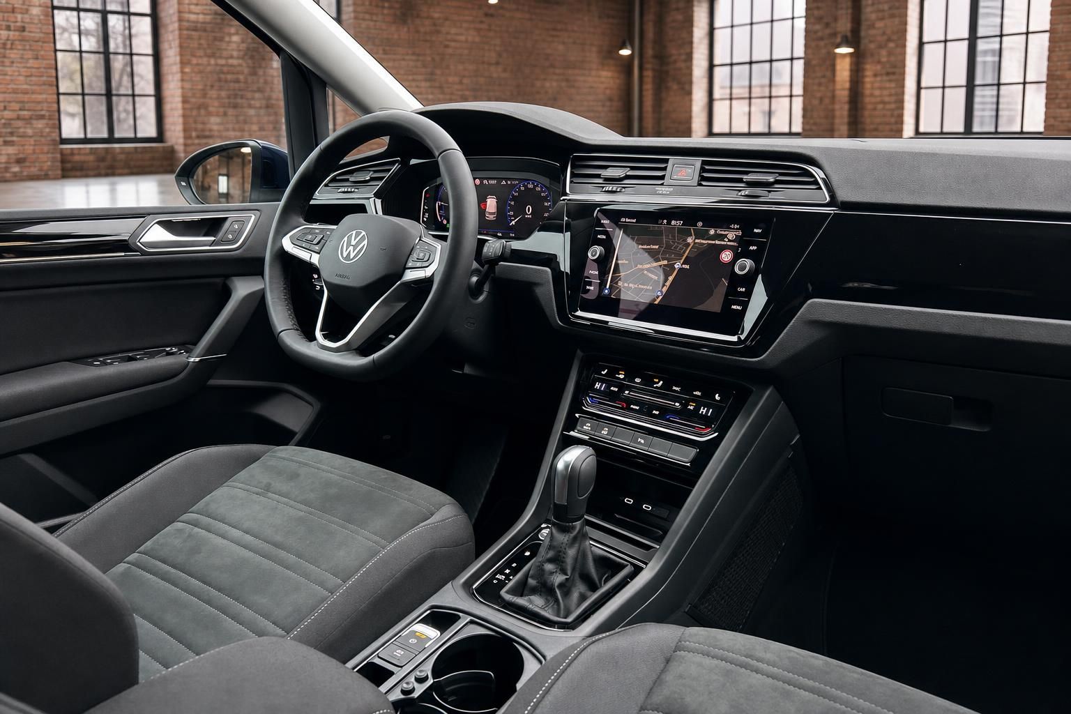 VW Cockpit mit Navigationssystem, Lenkrad und Automatikschaltung Detailansicht