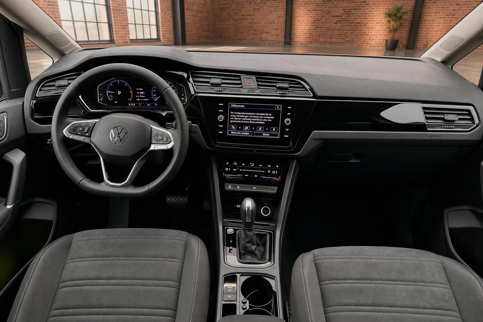 VW Cockpit Frontansicht mit Lenkrad, Sitzen und Willkommensbildschirm im Display