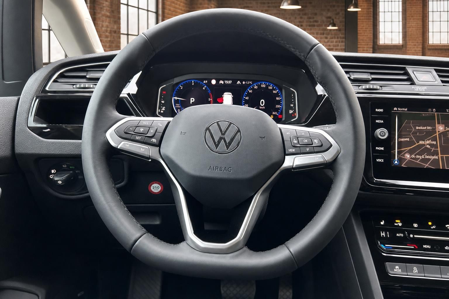 VW Lenkrad Nahaufnahme mit Multifunktionstasten und digitalem Kombiinstrument