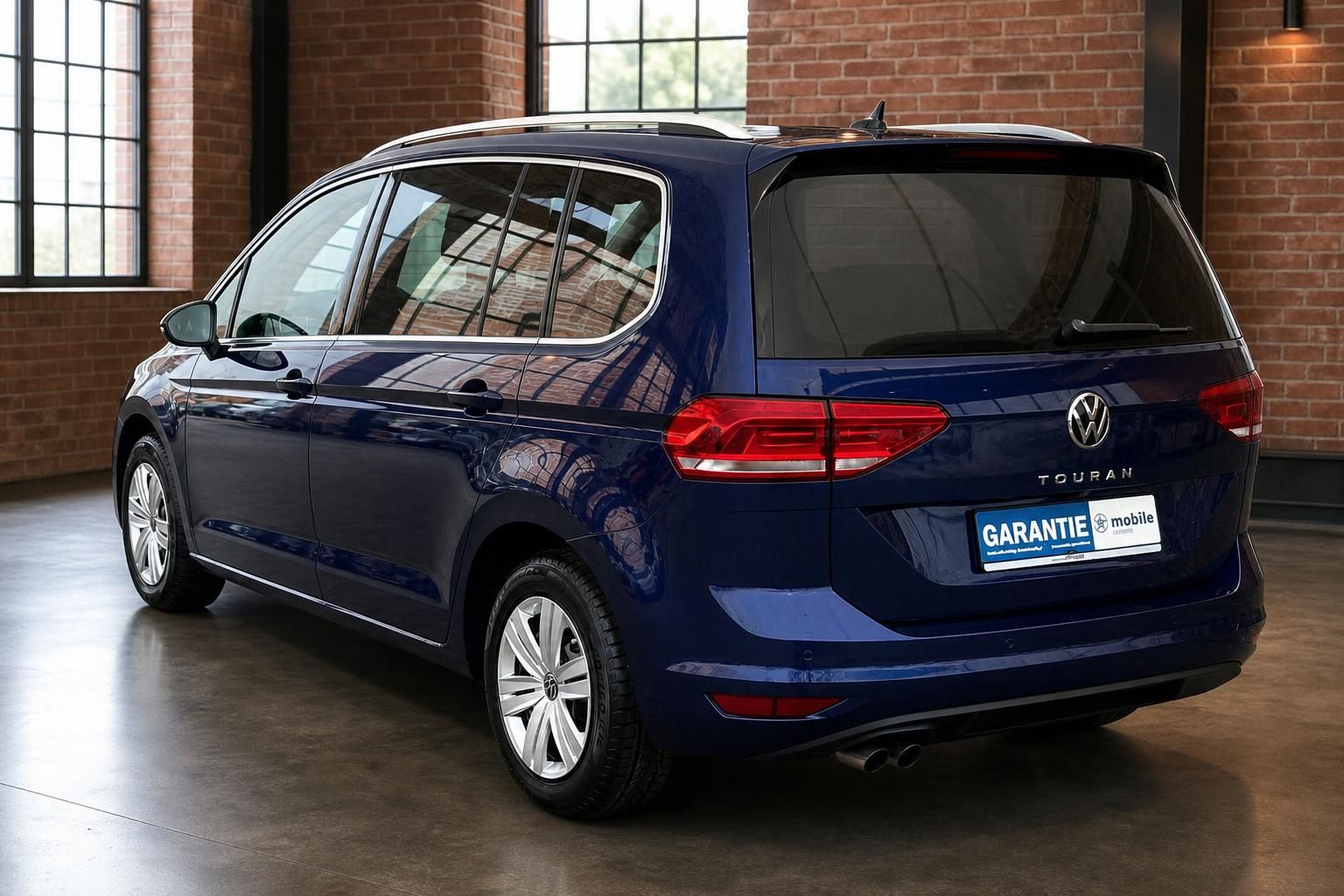 VW Touran blau Heckansicht schräg mit Rücklichtern