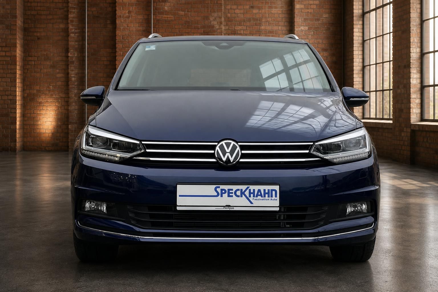 VW Touran blau Frontansicht mit LED-Scheinwerfern in Showroom