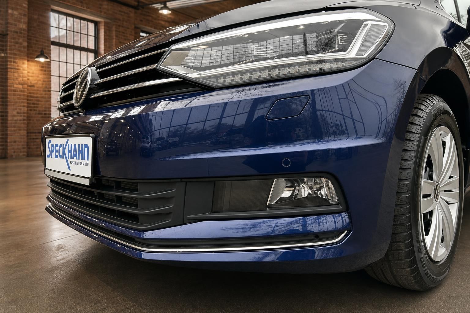 VW Touran blau Detailansicht Frontstoßfänger und Scheinwerfer