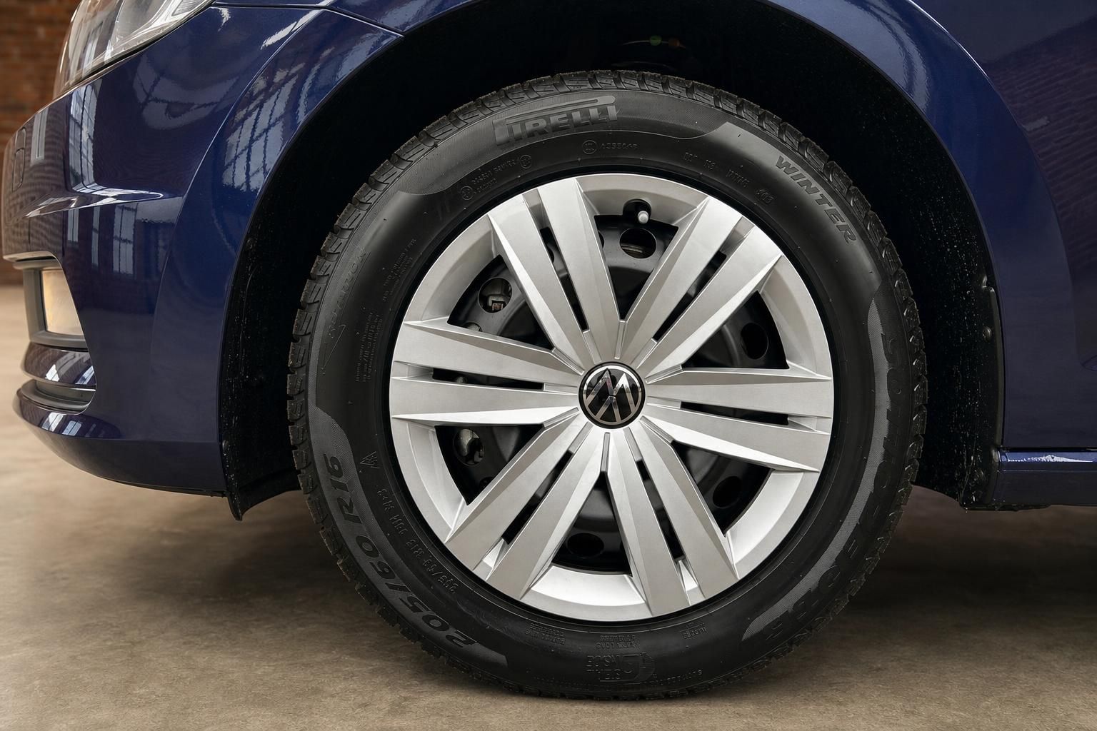 VW Touran blau Felge und Reifen Nahaufnahme mit Winterreifen