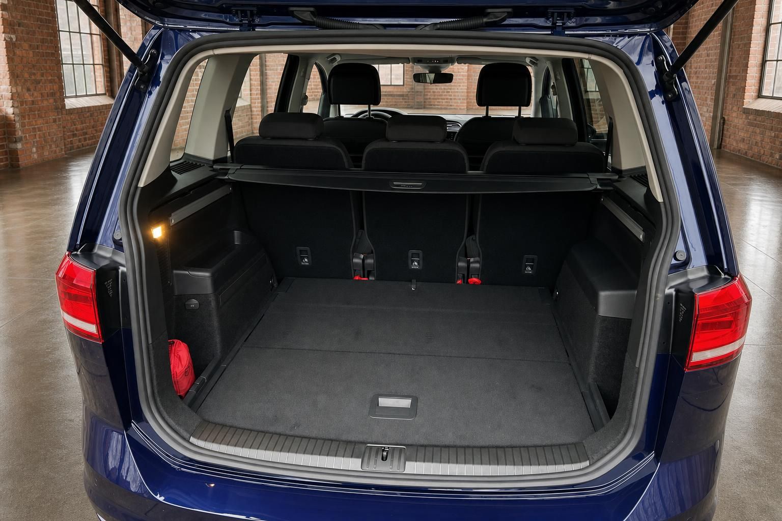 VW Touran blau Kofferraum offen mit viel Stauraum