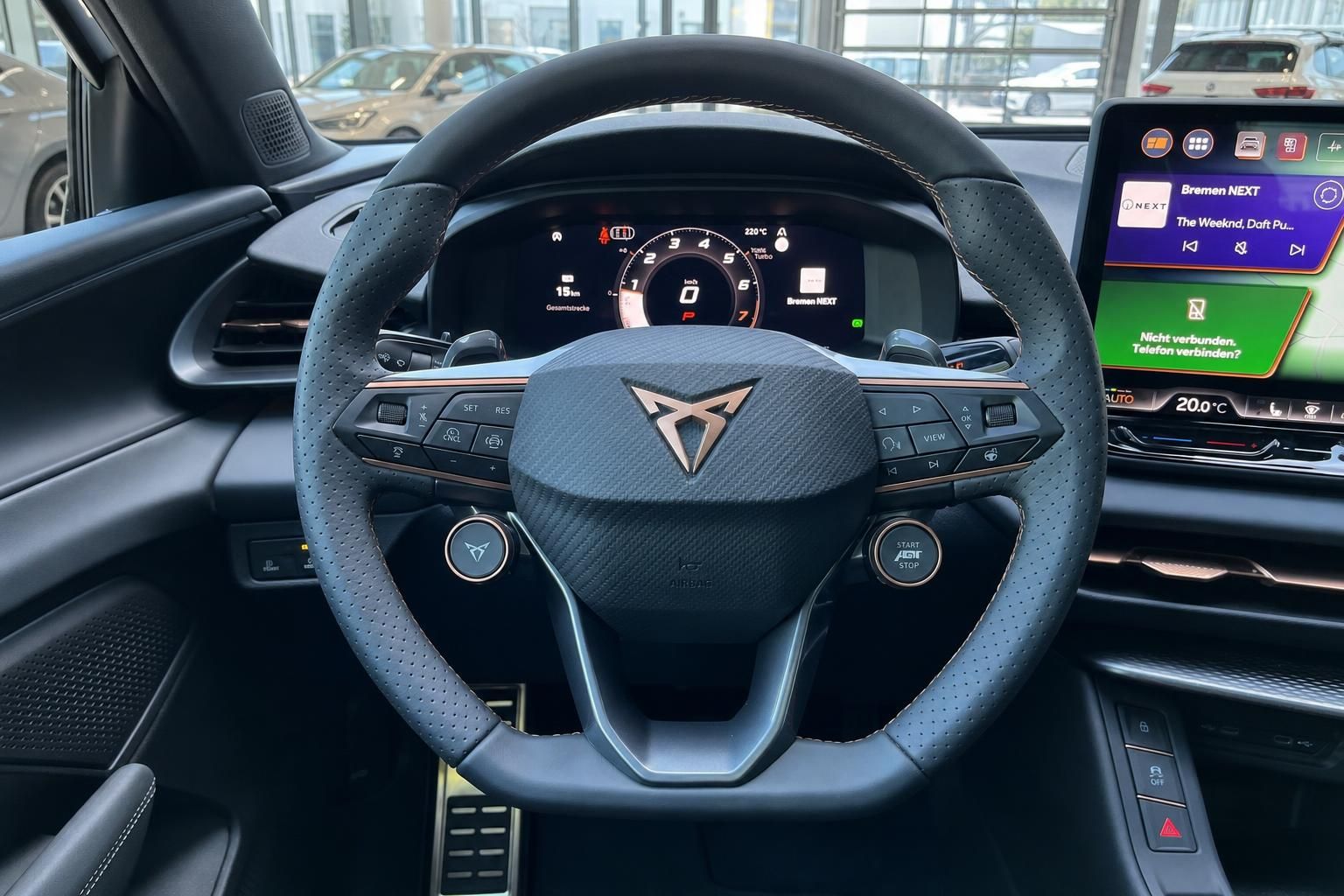 Cupra Lenkrad mit Multifunktionstasten und digitalem Cockpit im Innenraum