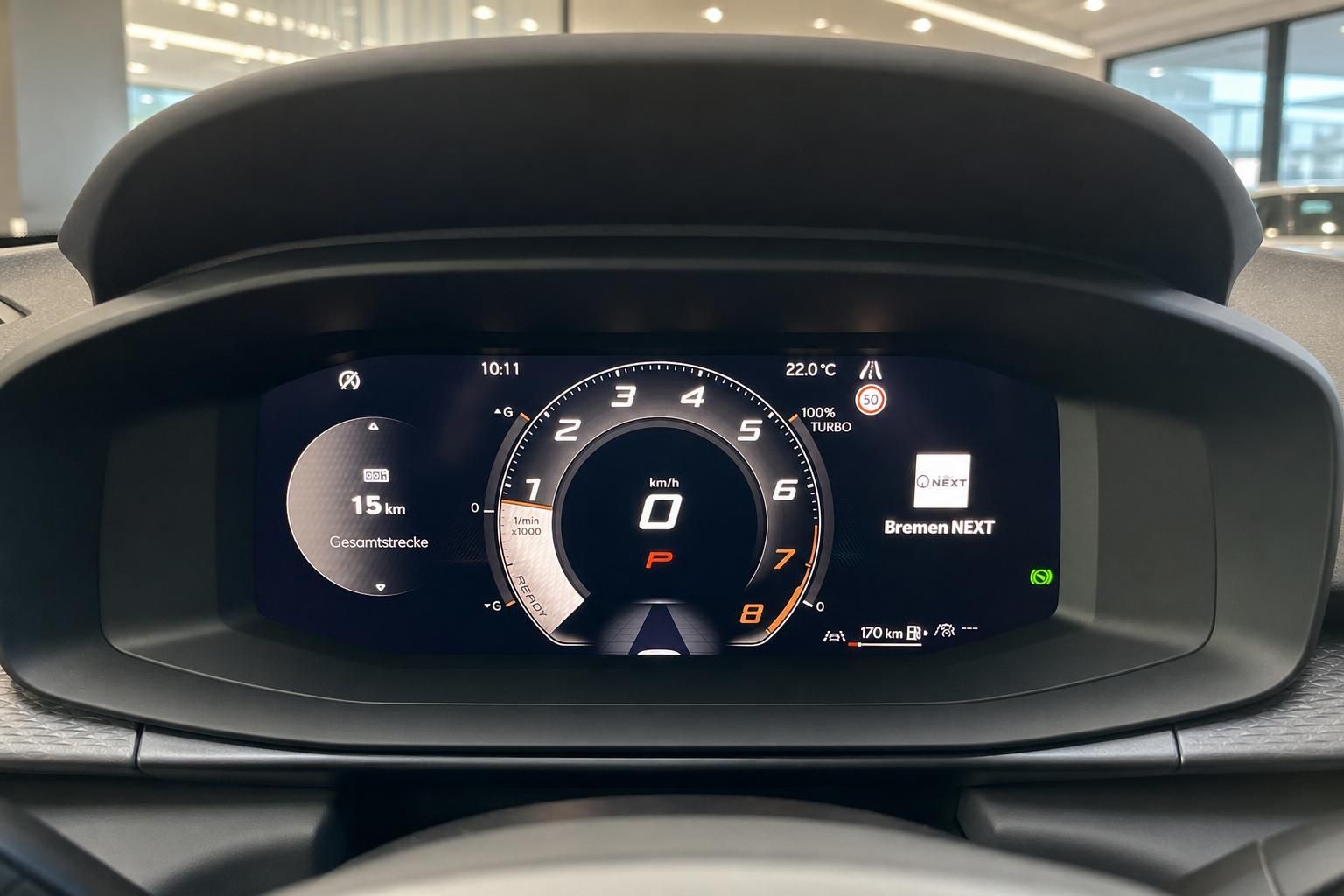 Digitales Kombiinstrument mit Tachometer und Bordcomputer im Fahrzeug