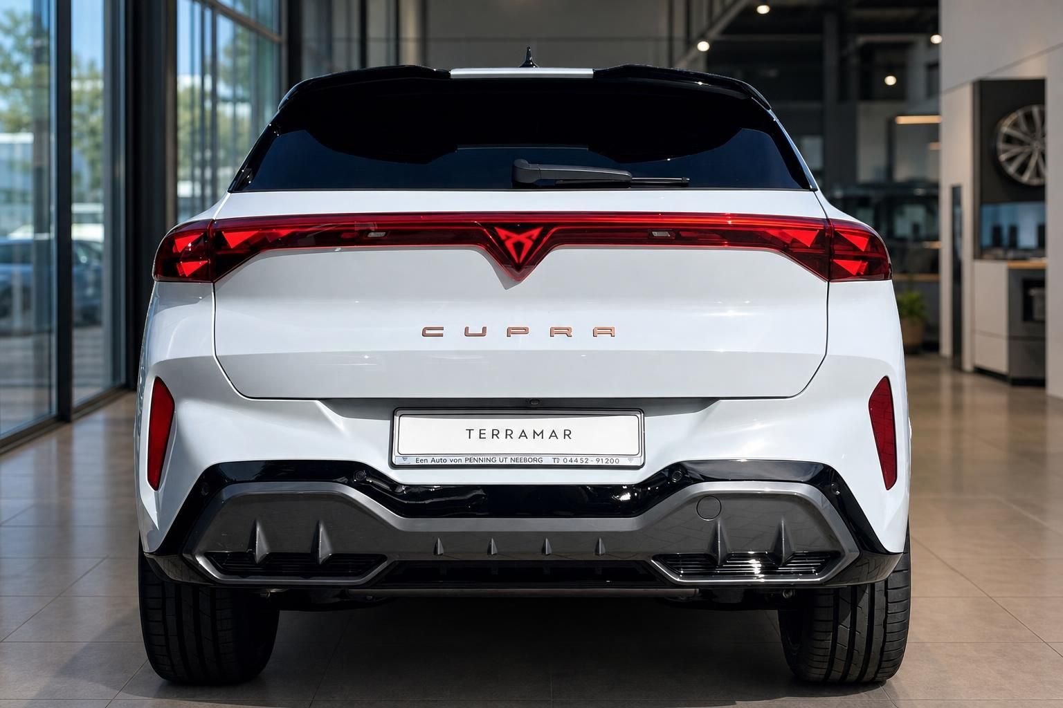 Cupra Terramar weiss Heckansicht mit markantem Rueckleuchtenband