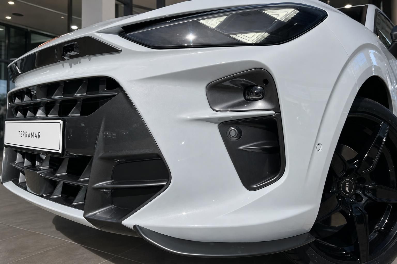 Cupra Terramar ABT Frontstoßstange mit Kühlergrill und Felge Nahaufnahme