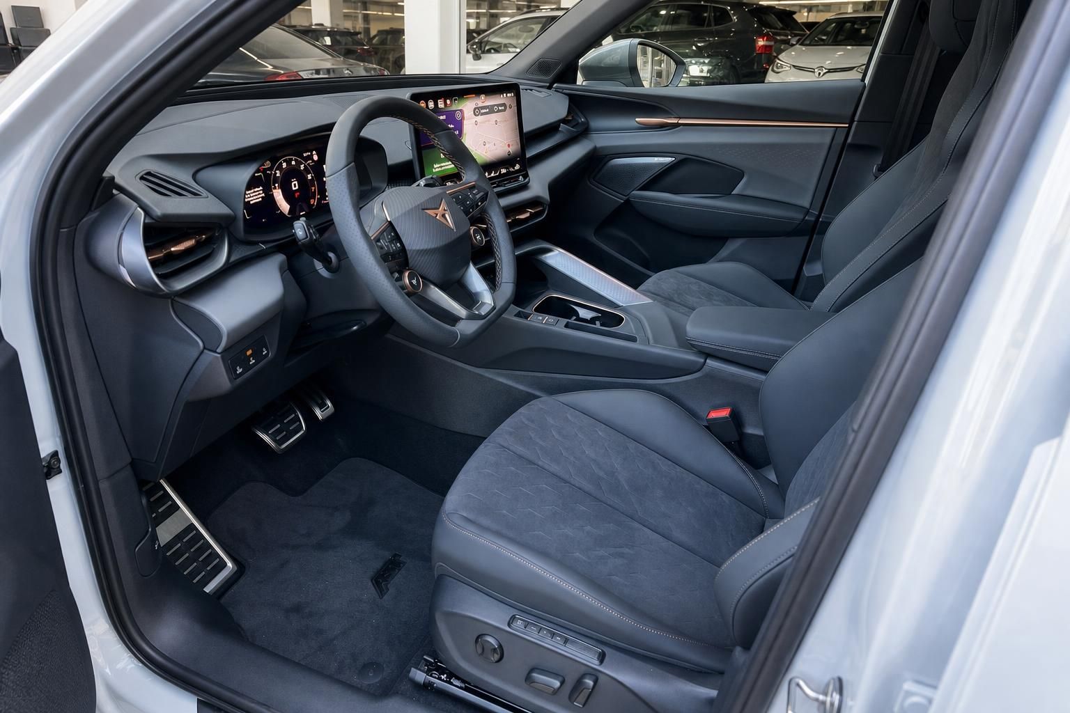 Cupra Terramar Innenraum mit Cockpit, Lenkrad und Touchscreen von der Fahrerseite