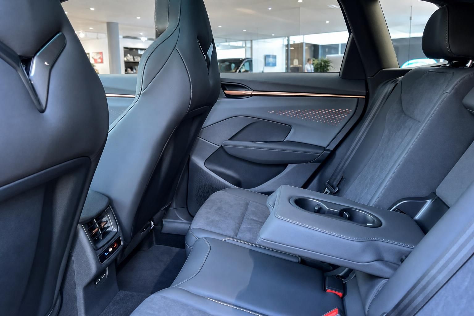 Cupra Terramar Rücksitze mit schwarzem Leder und Mittelarmlehne im Detail
