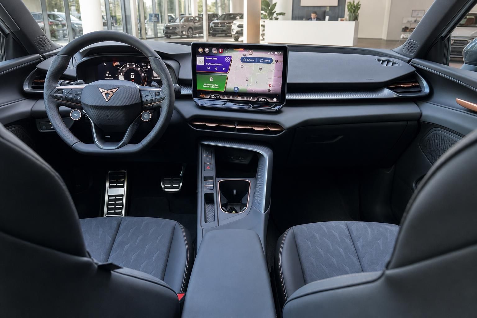 Cupra Terramar Cockpit mit Lenkrad, Touchscreen und Sitzen von hinten fotografiert