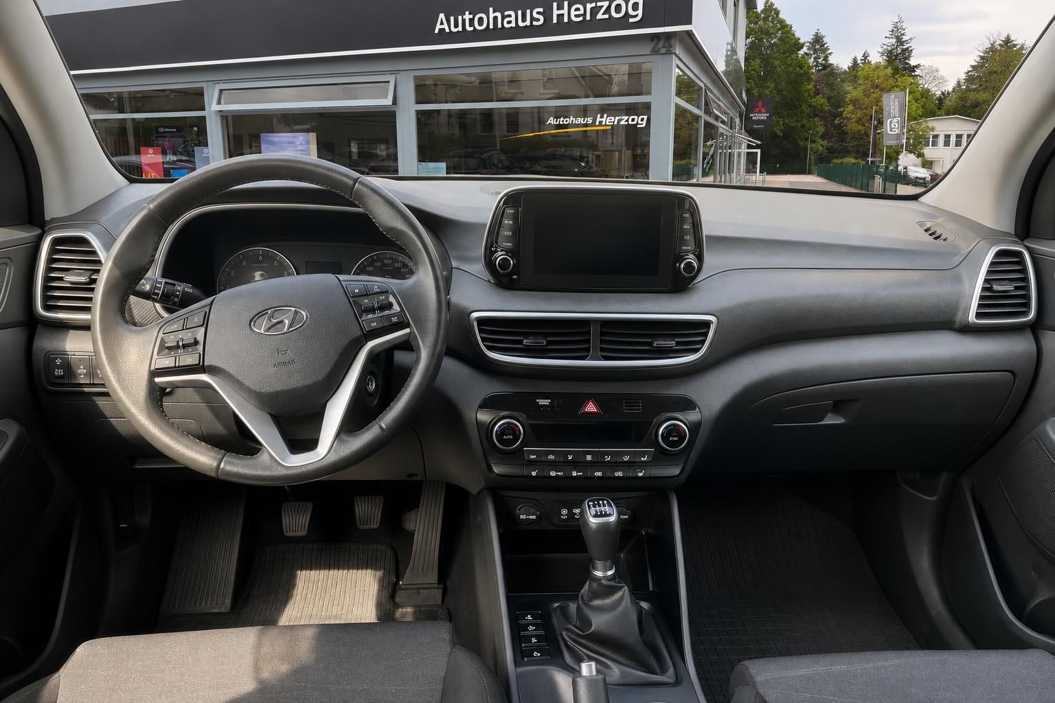 Hyundai Tucson Cockpit mit Lenkrad und Multimedia Display