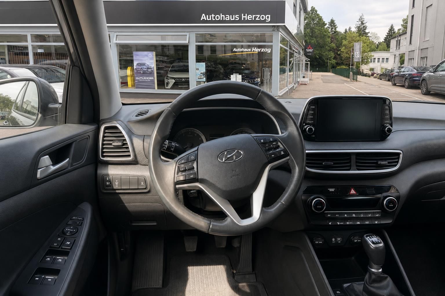 Hyundai Tucson Cockpit mit Lenkrad und Touchscreen Innenansicht