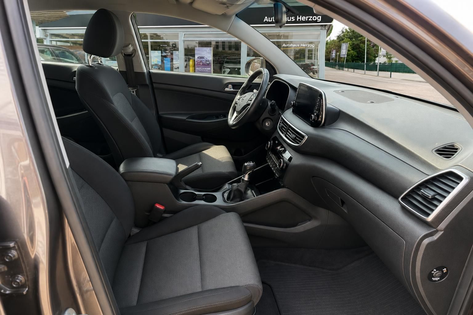 Hyundai Tucson Innenraum mit Vordersitzen und Cockpit von außen