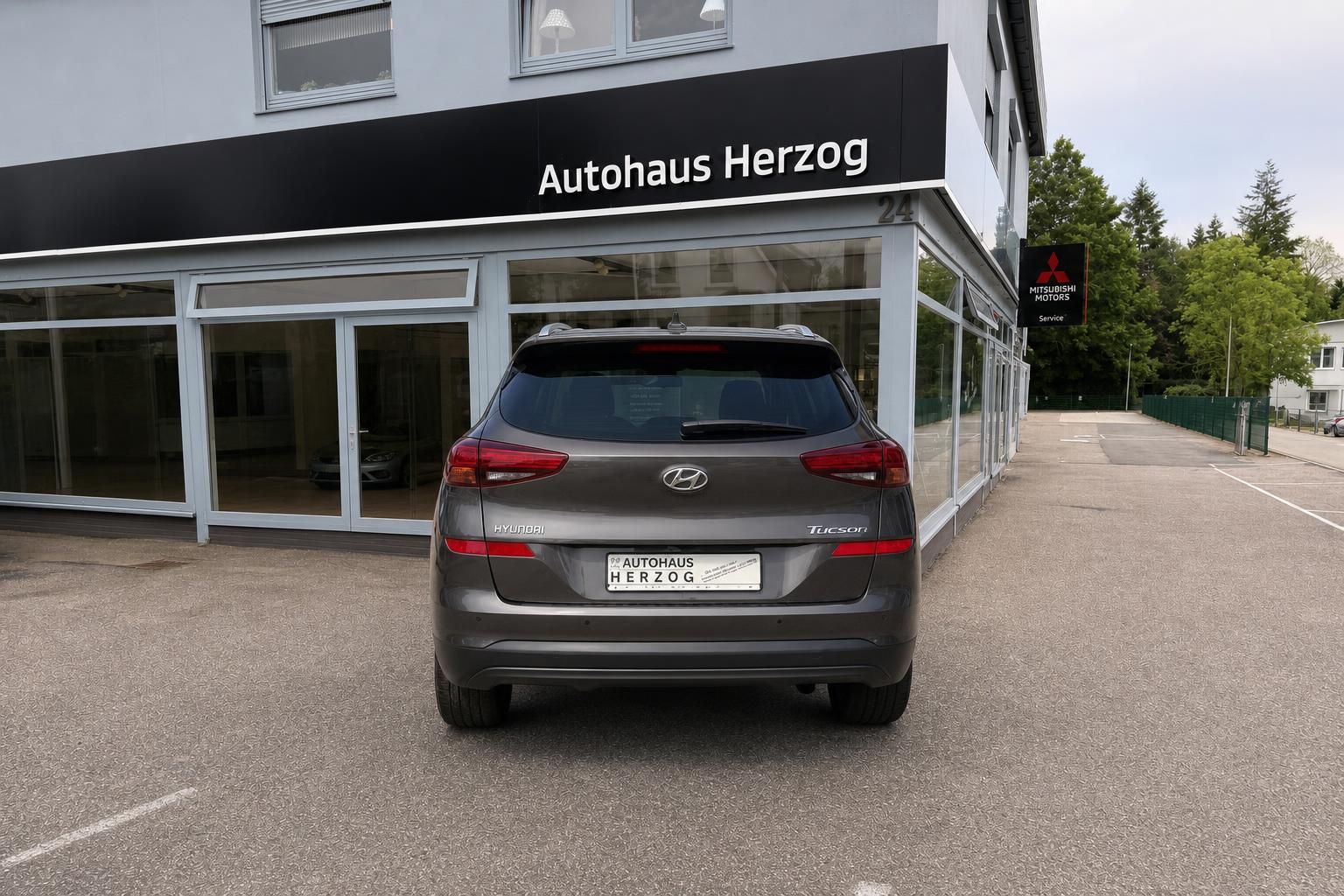 Hyundai Tucson Heckansicht frontal vor Autohaus Herzog
