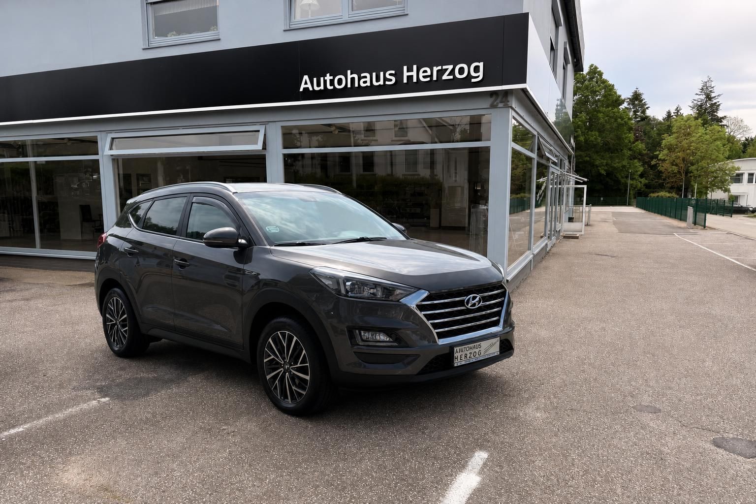 Hyundai Tucson grau Frontansicht auf Hoefe des Autohauses