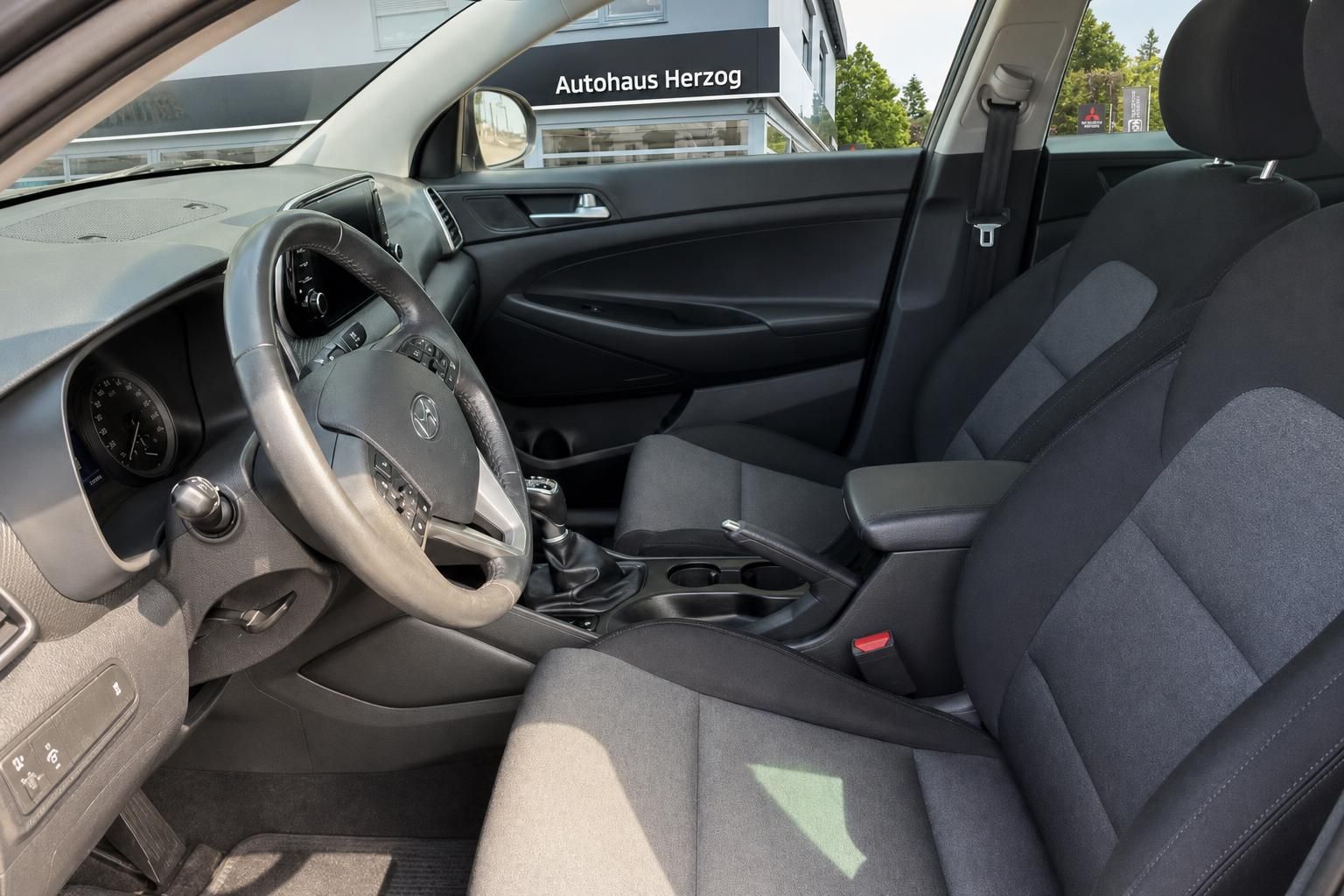 Hyundai Tucson Innenraum Vordersitze und Cockpit Detailansicht