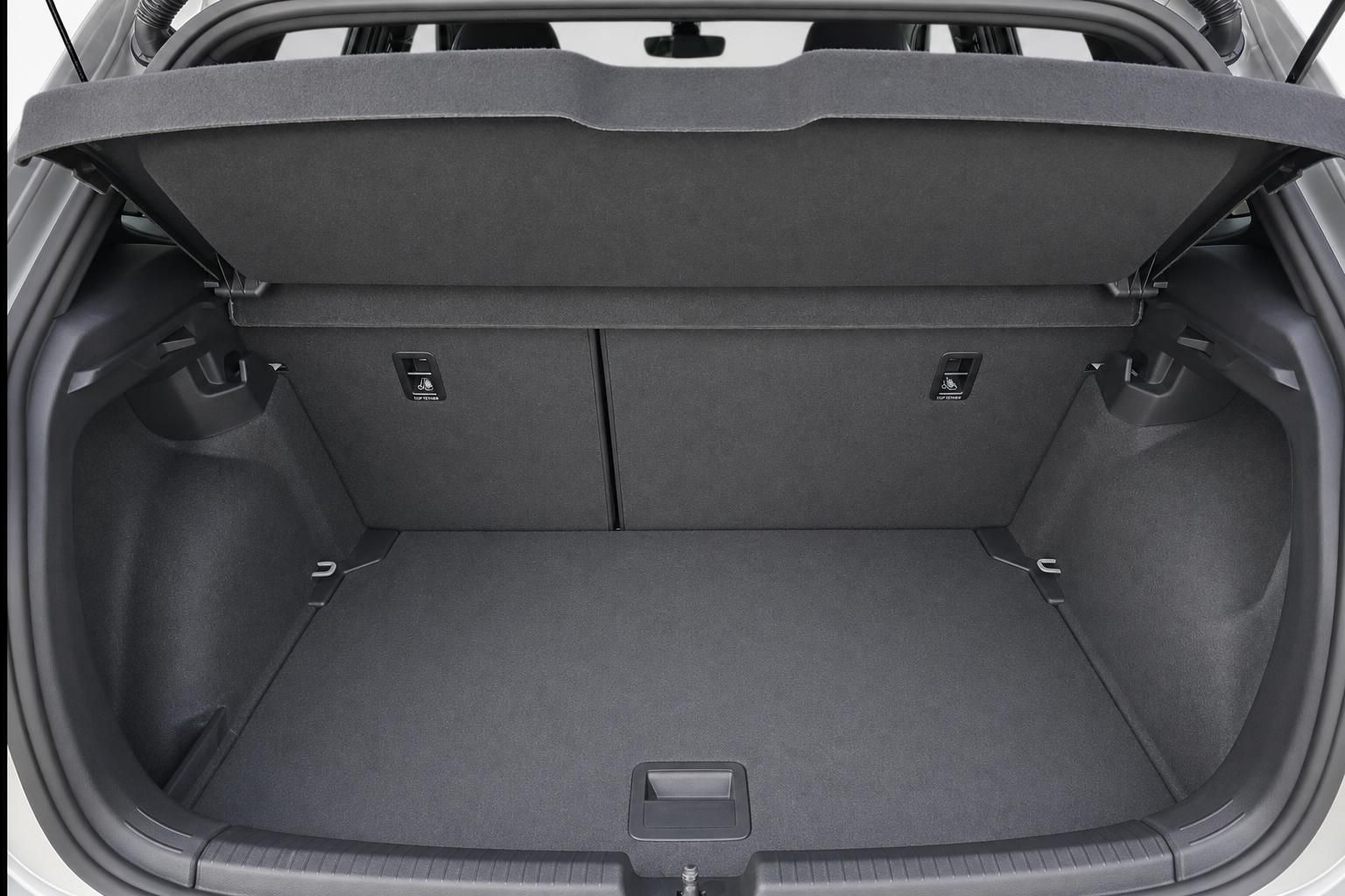 Kofferraum eines VW mit umgeklappter Abdeckung und viel Stauraum