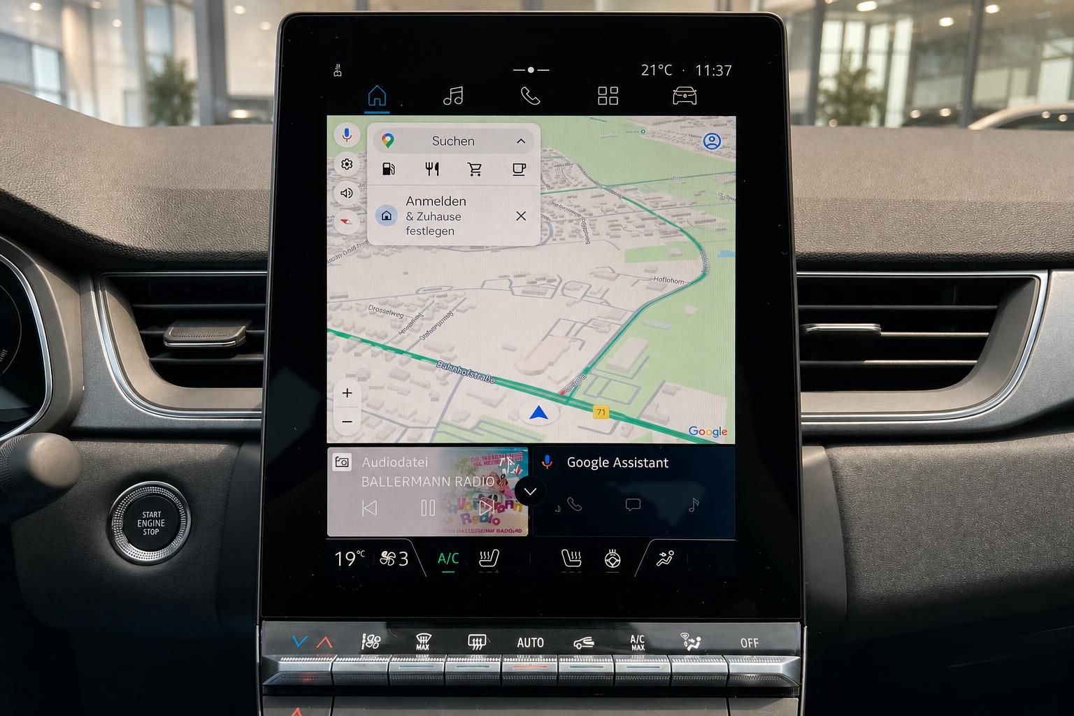 Renault Infotainment-Display mit Navigation und Klimasteuerung