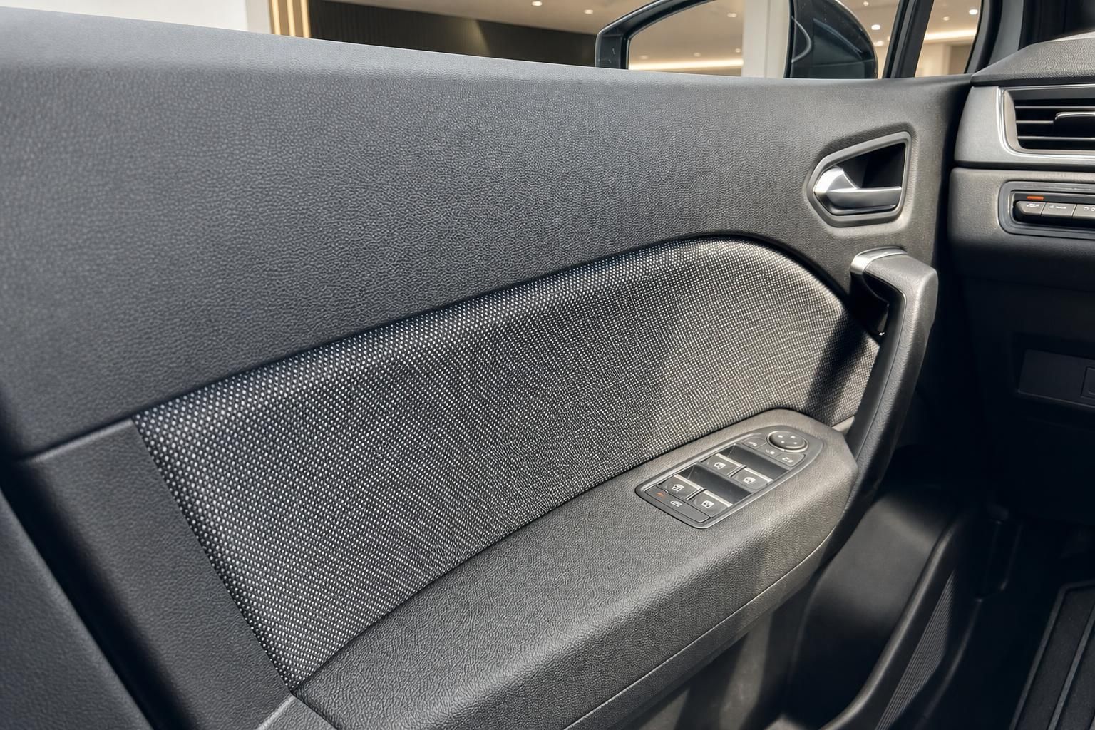 Renault Türverkleidung mit Fensterheber-Bedienelementen im Detail