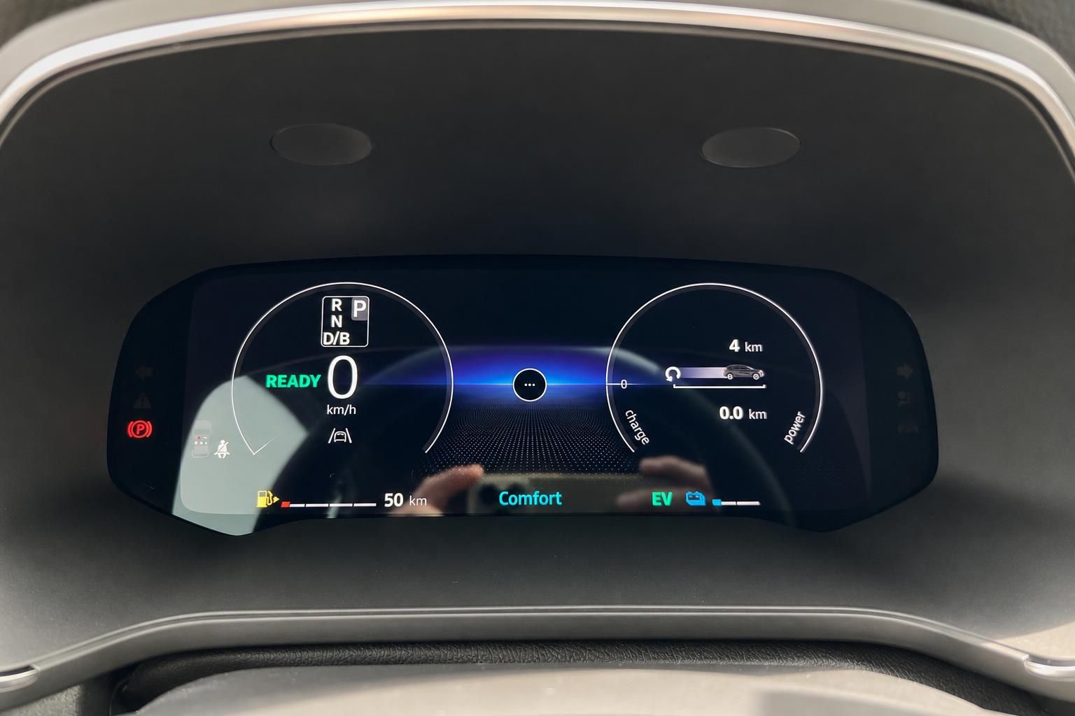 Digitales Kombiinstrument mit Ladeanzeige und Reichweite im Elektrofahrzeug