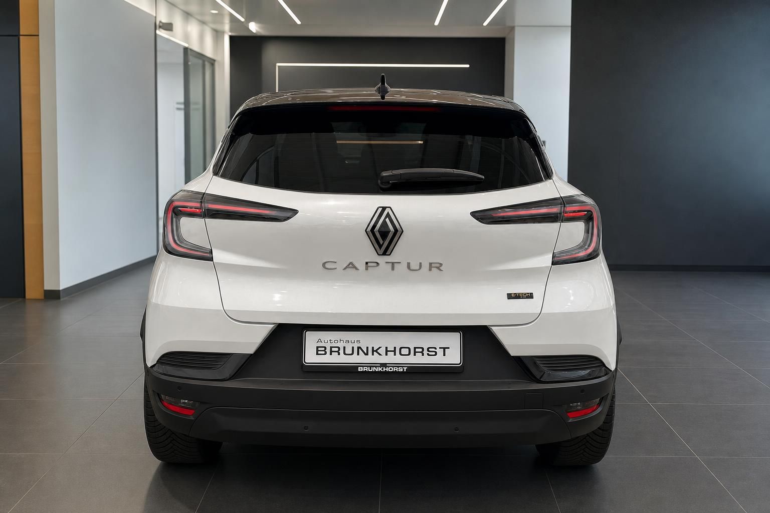 Renault Captur weiß Heckansicht mit Rückleuchten im Showroom