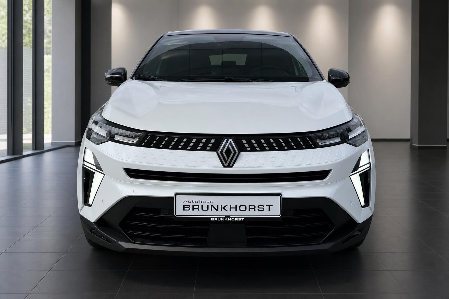 Renault Captur weiß Frontansicht mit LED-Scheinwerfern im Autohaus