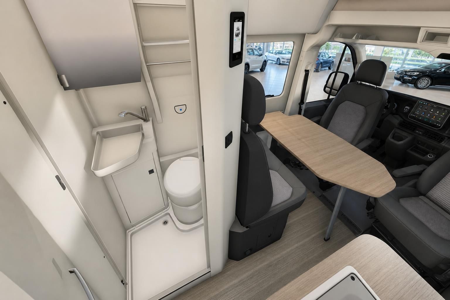 Innenraum VW Wohnmobil mit Bad, Toilette und ausklappbarem Tisch