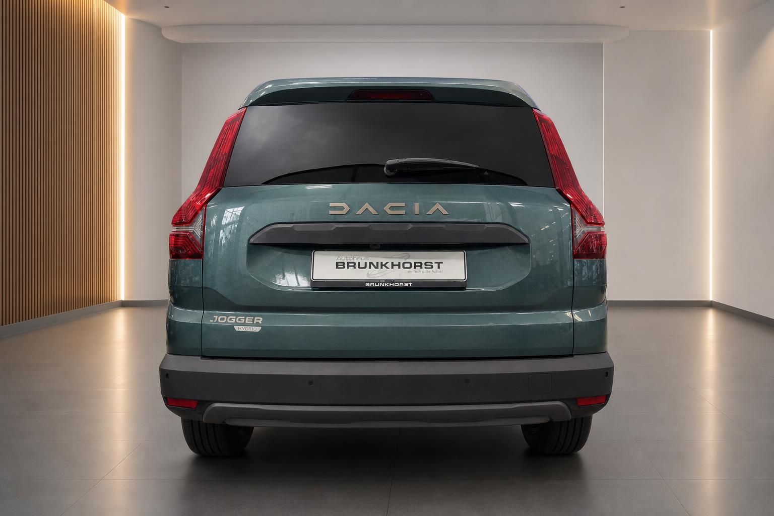 Dacia Jogger Hybrid - Heckansicht mit DACIA Schriftzug und Jogger Hybrid Kennzeichnung