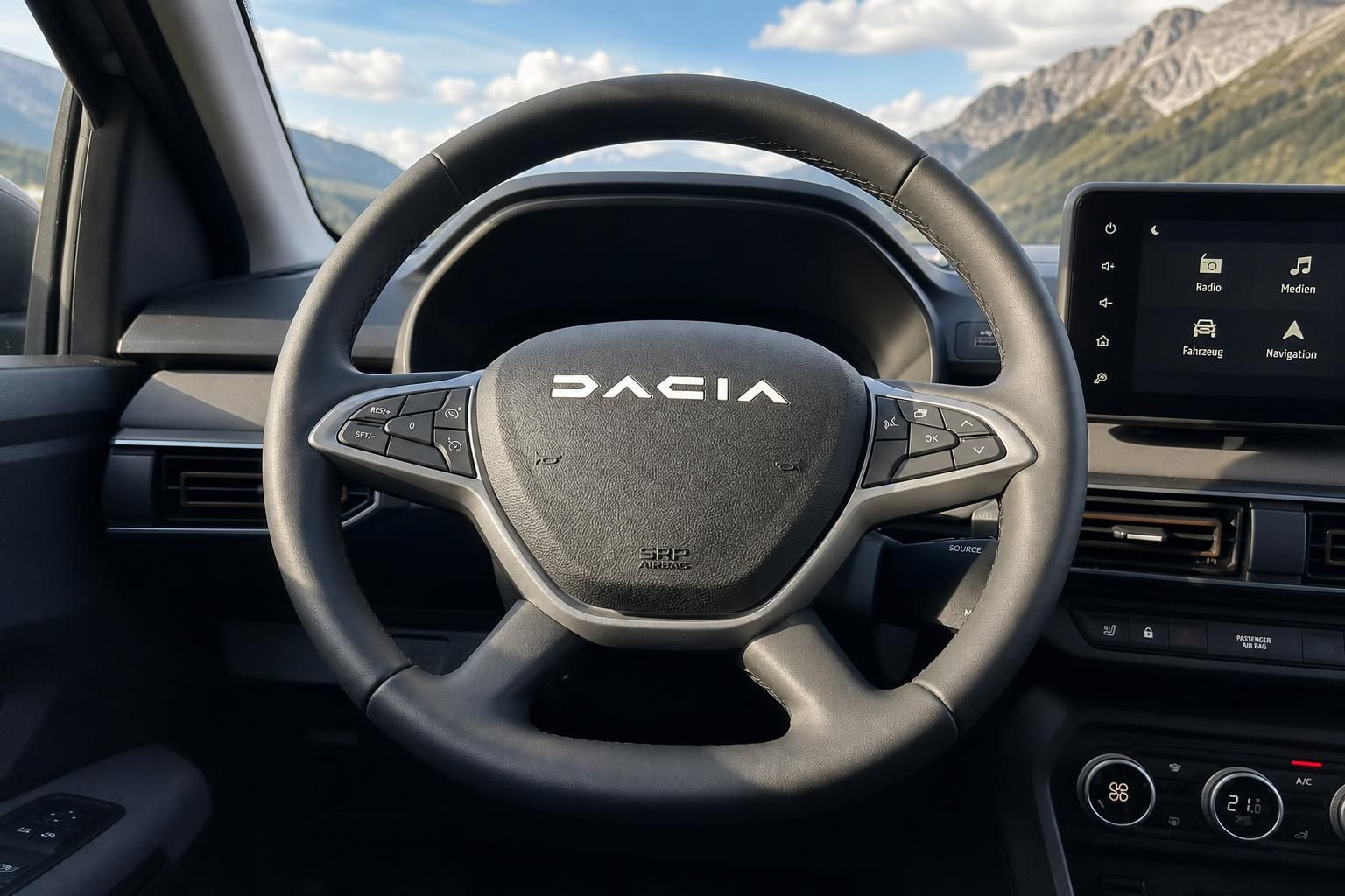 Dacia Cockpit mit Lenkrad, Armaturenbrett und Touchscreen vor Berglandschaft