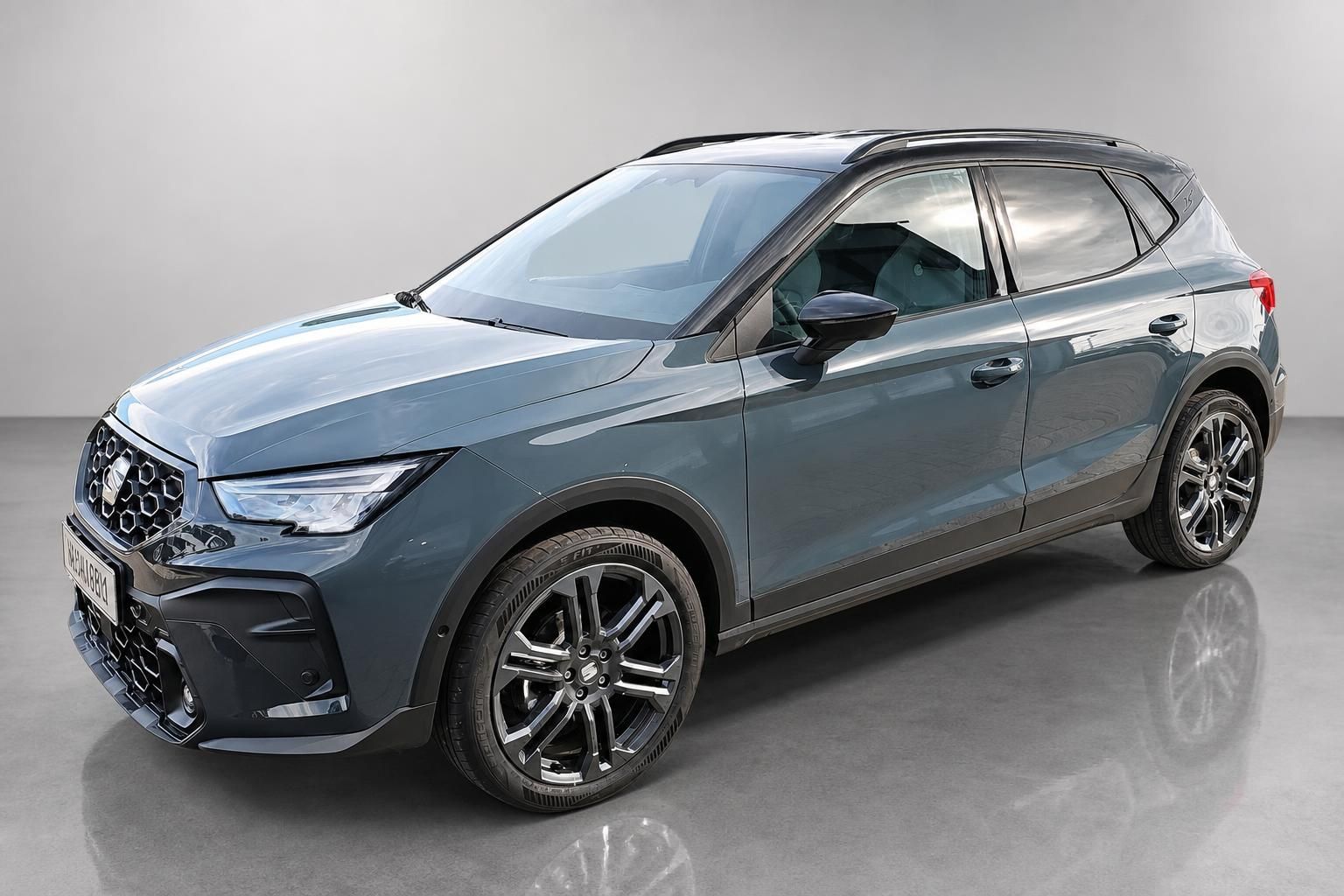 Seat Arona FR in Grau, Seitenansicht mit schwarzen Alufelgen