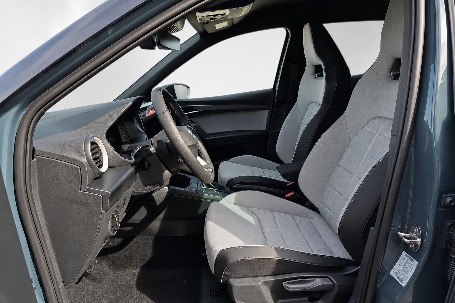 Seat Arona Innenraum mit sportlichen Vordersitzen und Cockpit