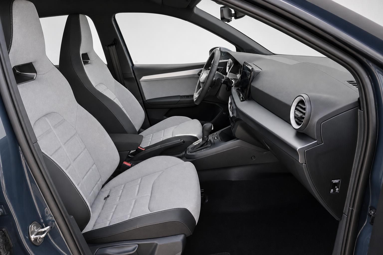 Seat Arona Innenraum mit Vordersitzen und offener Fahrertür