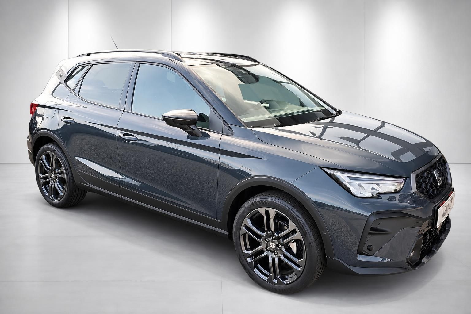 Seat Arona FR in Dunkelgrau, schraege Frontansicht Neuwagen