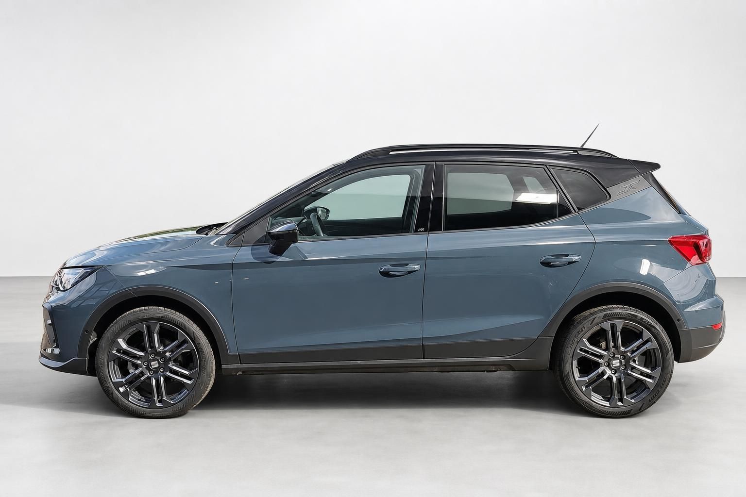 Seat Arona FR Seitenansicht Blau-Grau mit schwarzen Alufelgen