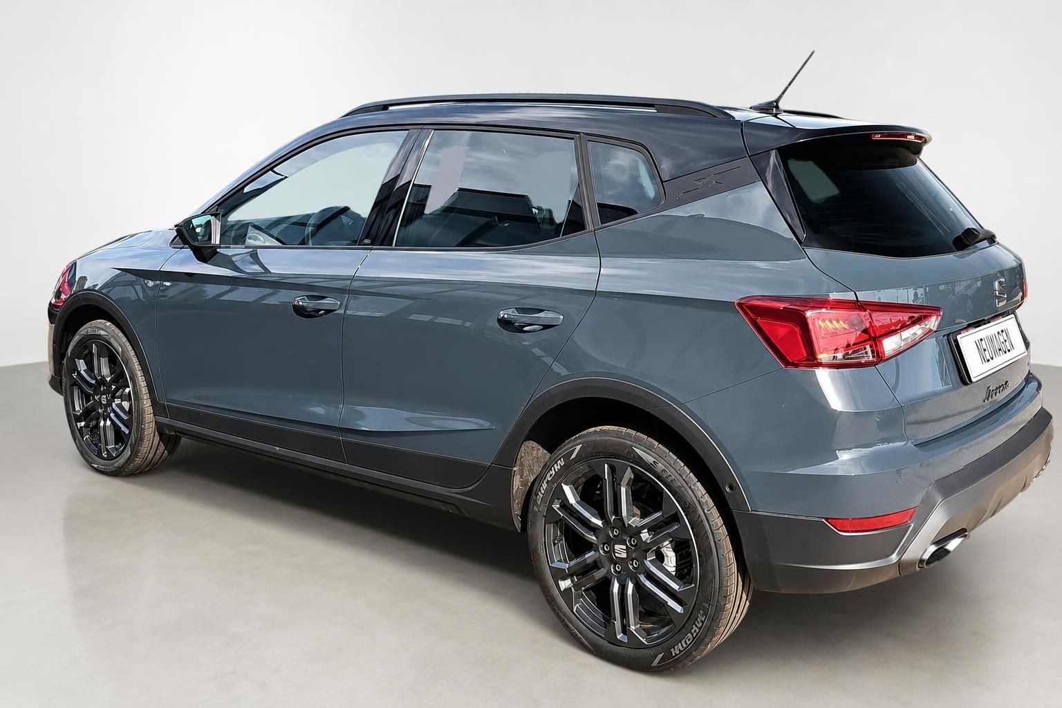 Seat Arona FR Heckansicht schraeg in Blau-Grau Metallic