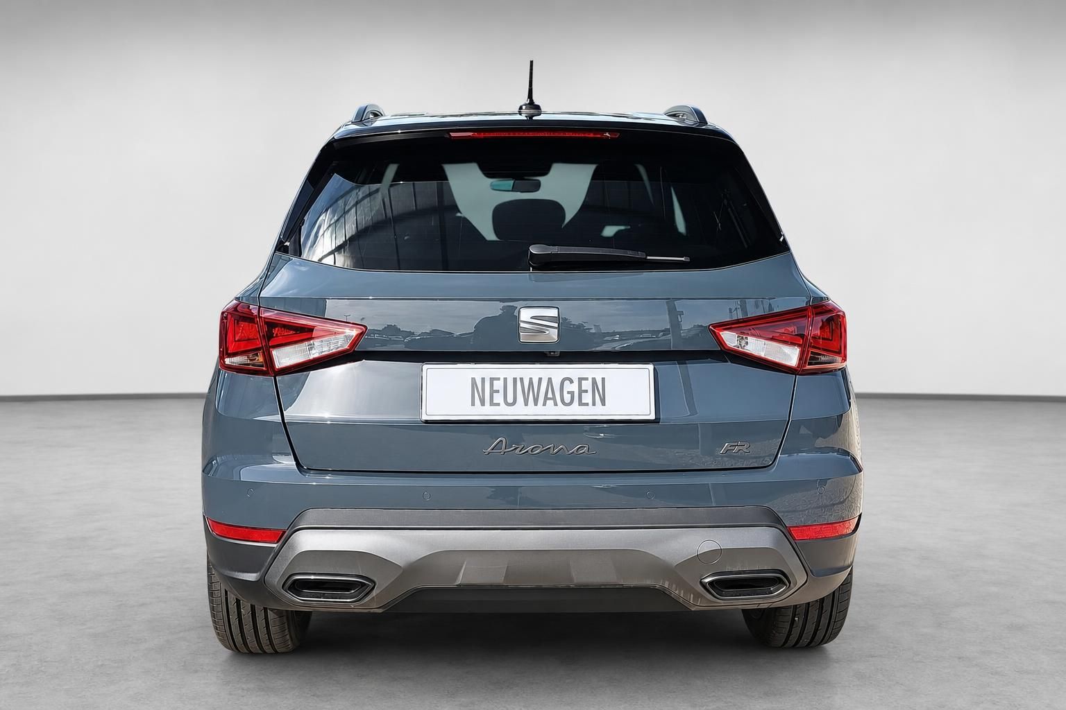SEAT Arona FR Heckansicht in Blaugrau, Studioaufnahme