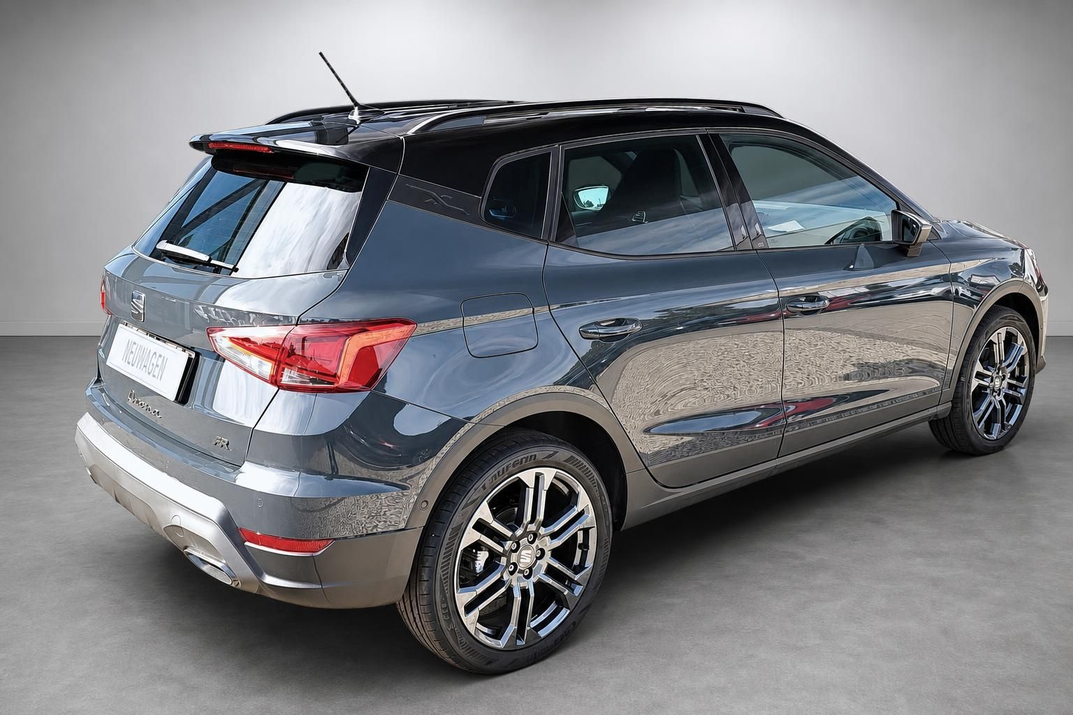 SEAT Arona FR in Grau, Seiten-Heckansicht mit Alufelgen