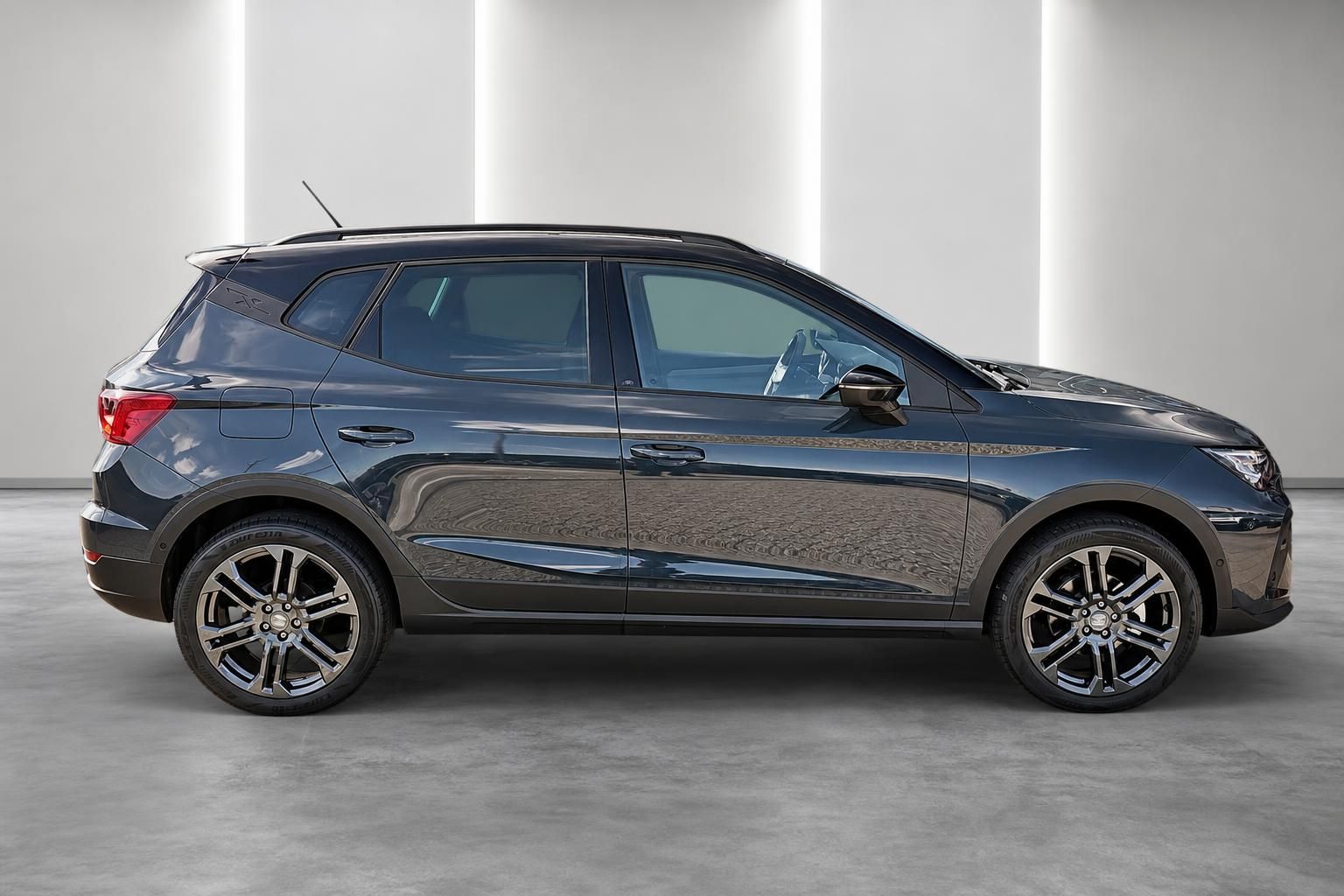 SEAT Arona Seitenansicht in Dunkelgrau, kompakter SUV