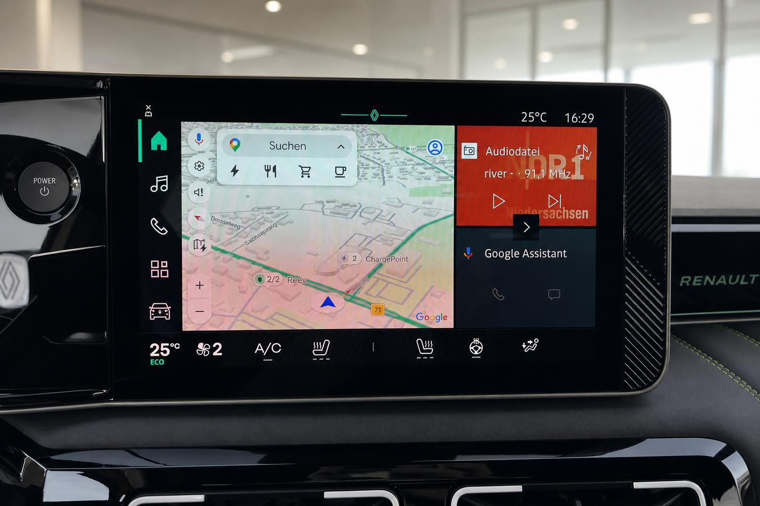 Infotainment-Display mit Google Maps Navigation im Renault 5